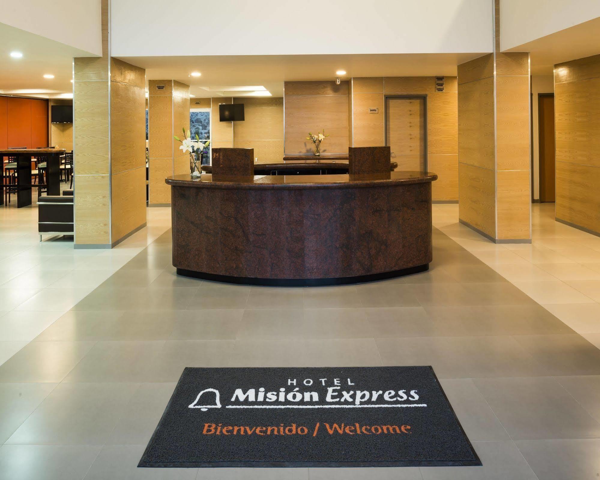 Mision Express Queretaro Hotel Ngoại thất bức ảnh