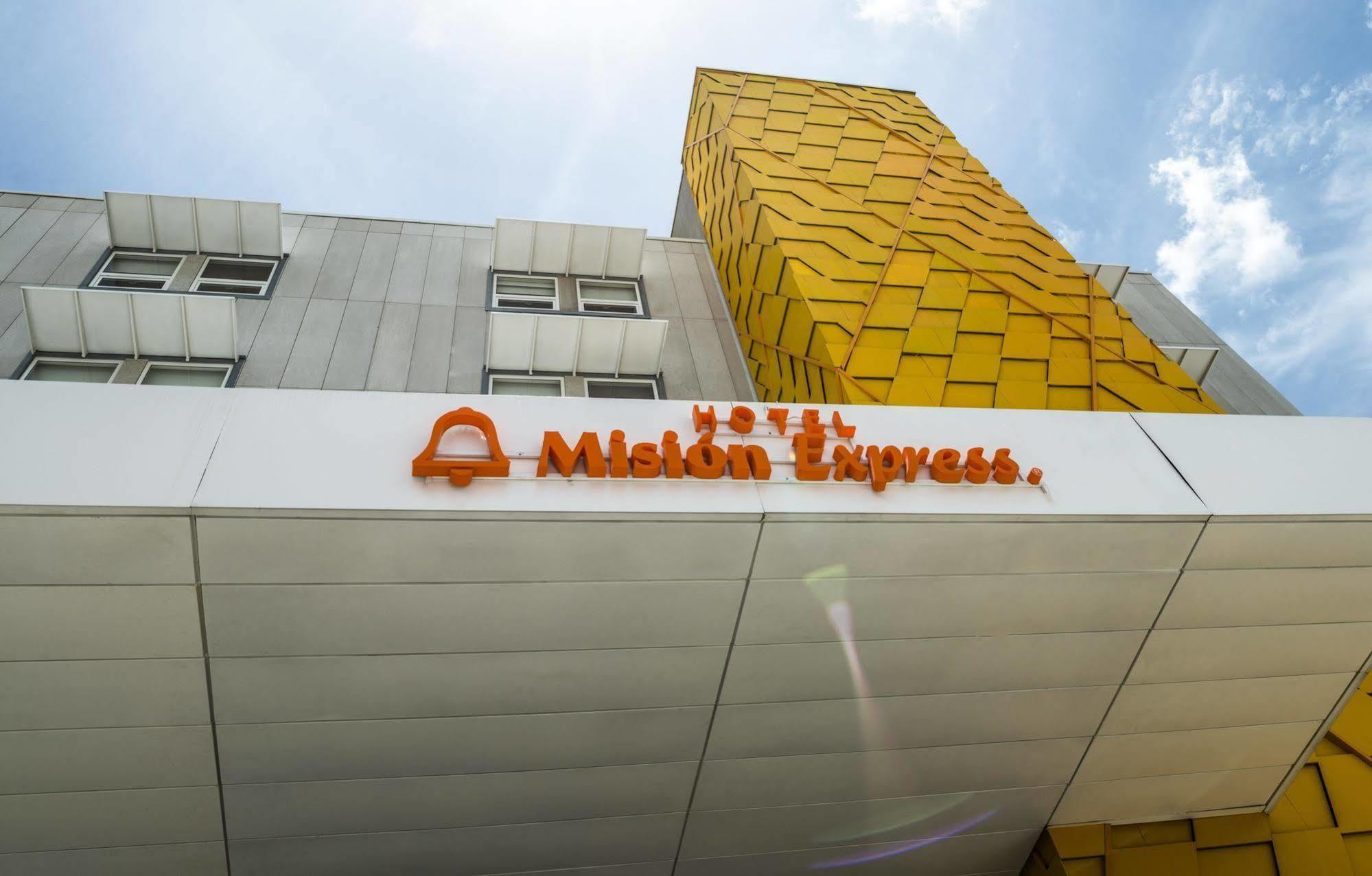 Mision Express Queretaro Hotel Ngoại thất bức ảnh